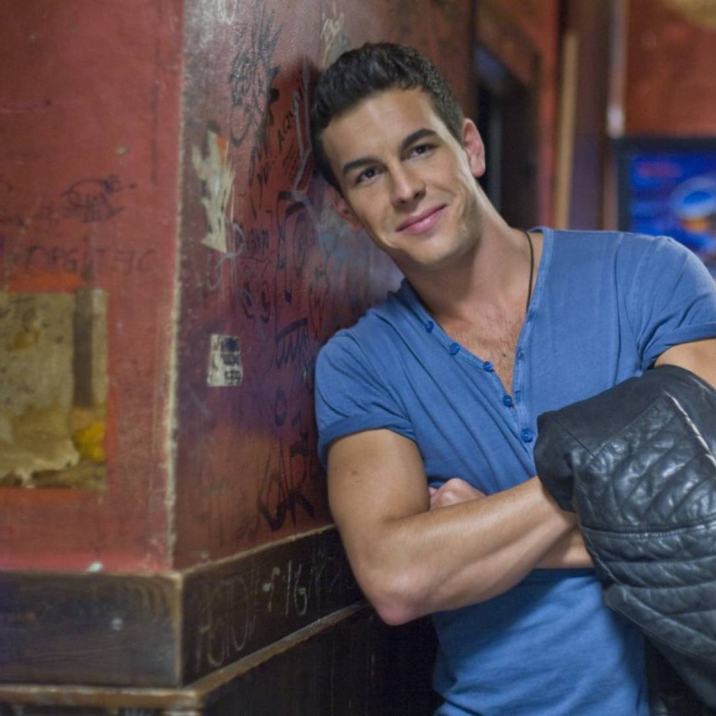 Марио Касас в синей футболке