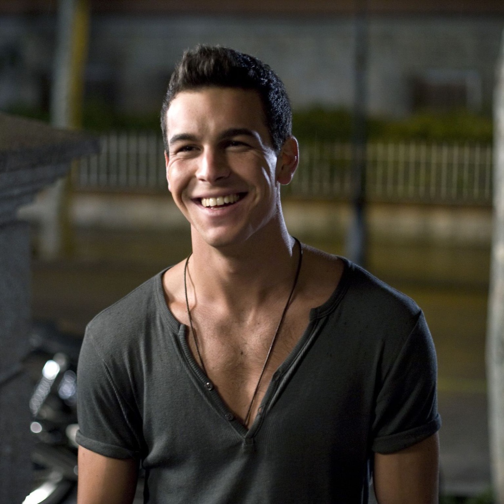 Марио Касас улыбается