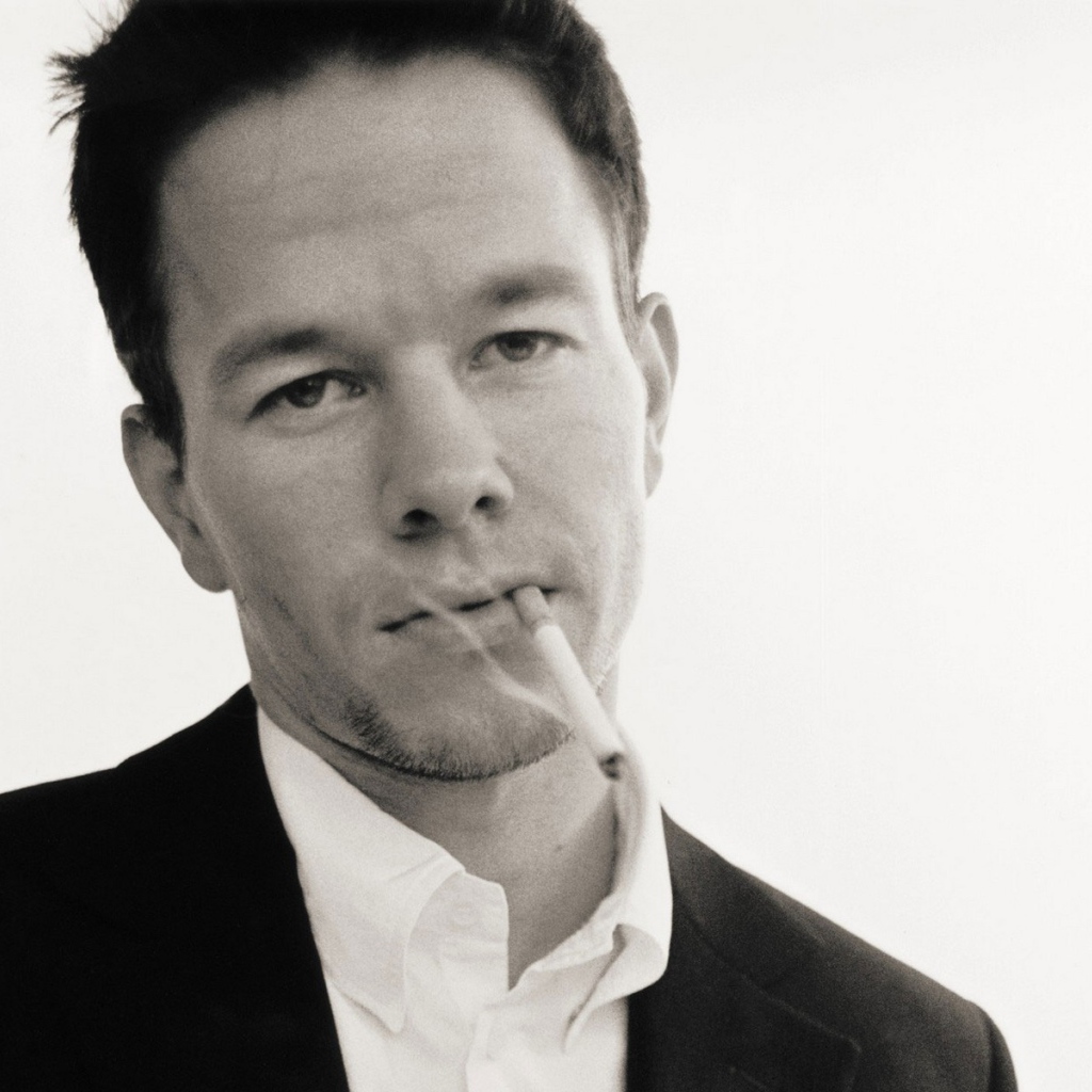 Марк Уолберг курит