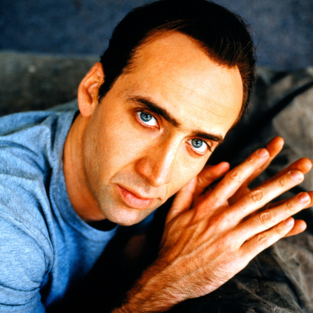 Николас Кейдж на диване