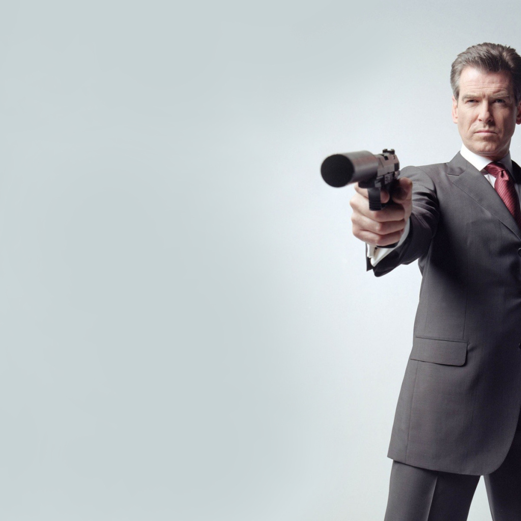 Пирс Борснан с пистолетом