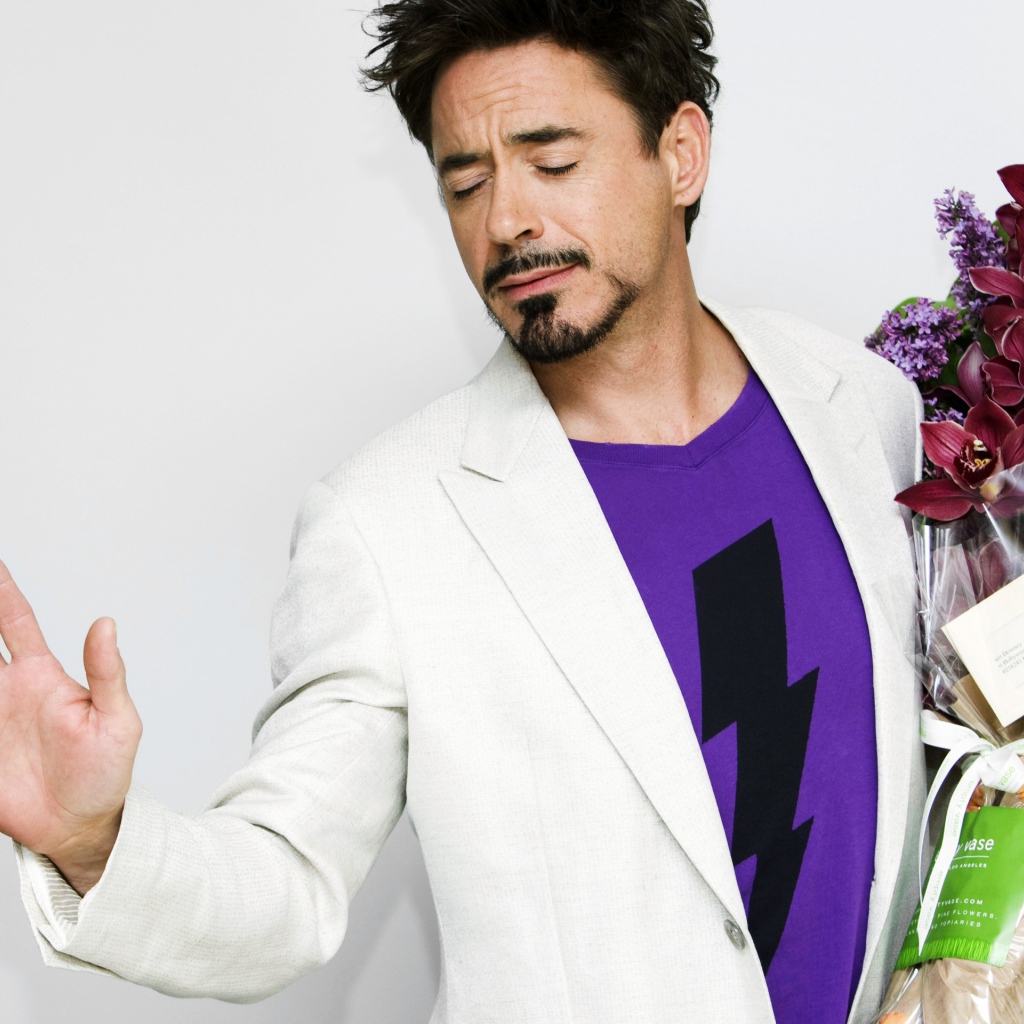 Роберт Дауни с букетом