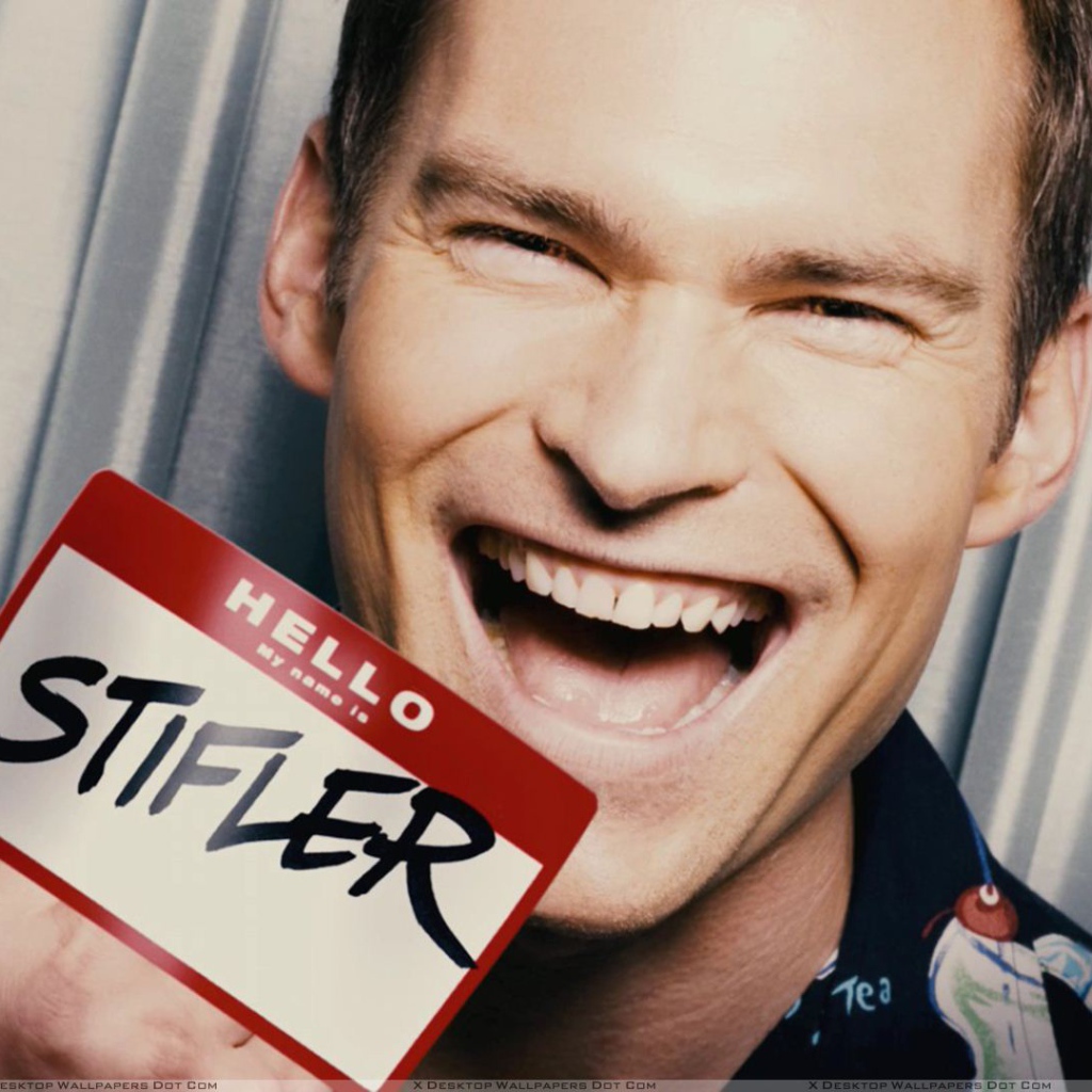 Шонн Уильям Скотт улыбается