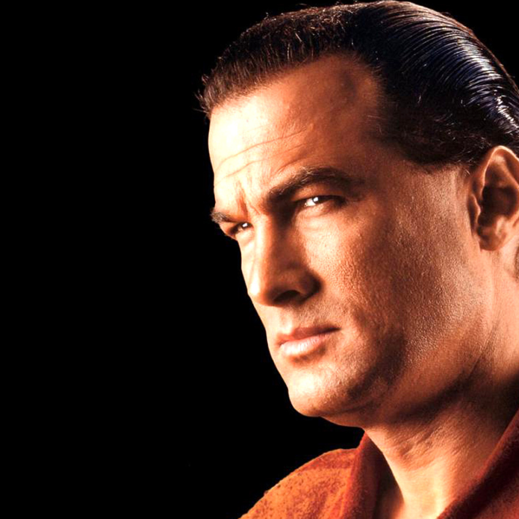 Стивен Сигал на темном фоне