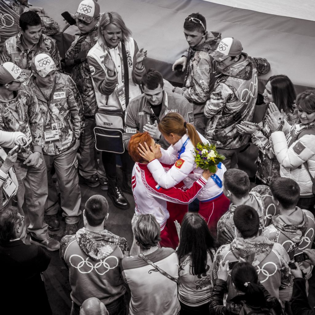 Команда приветствует  победителя Виктора Ана