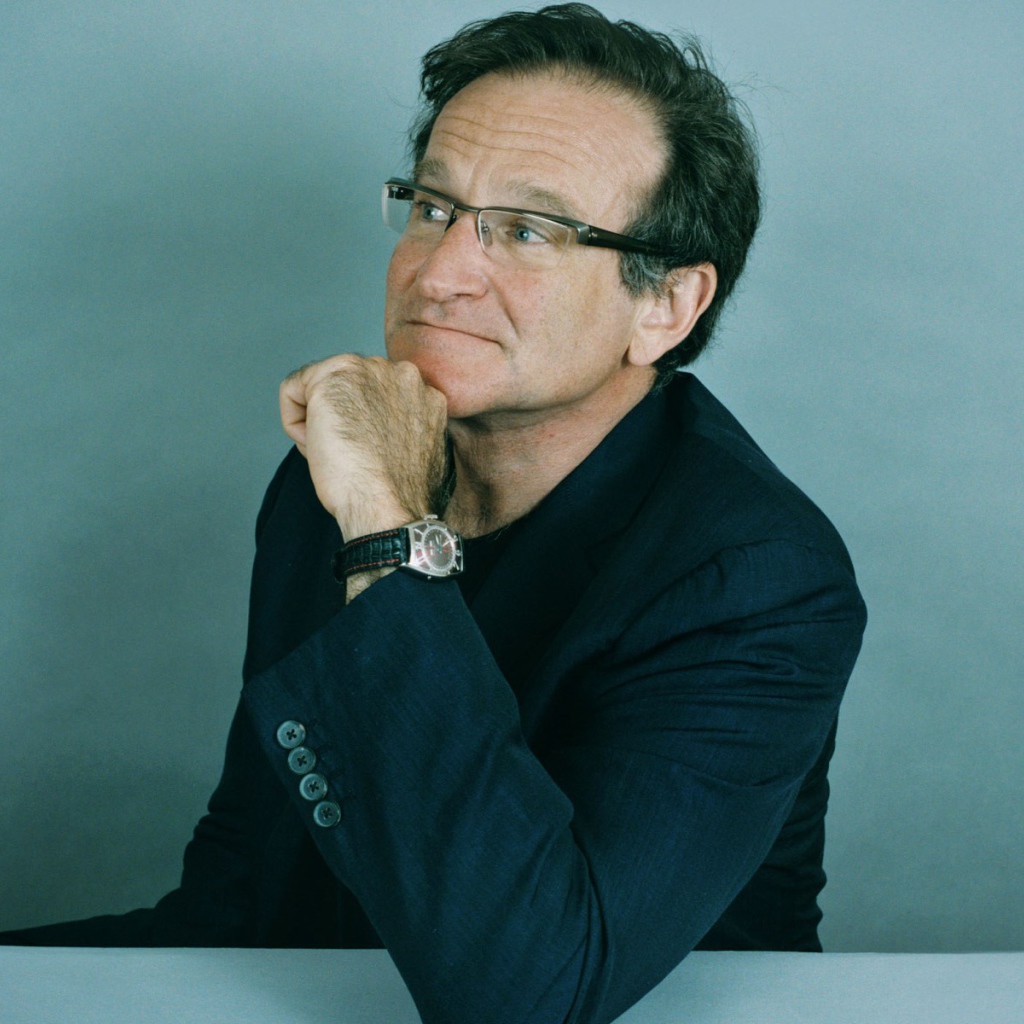 Задумчивый Робин Уильямс в очках