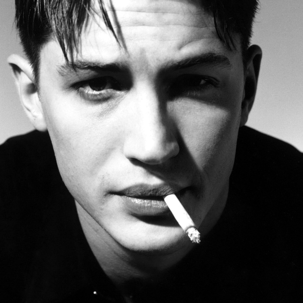 Том Харди в черно-белом