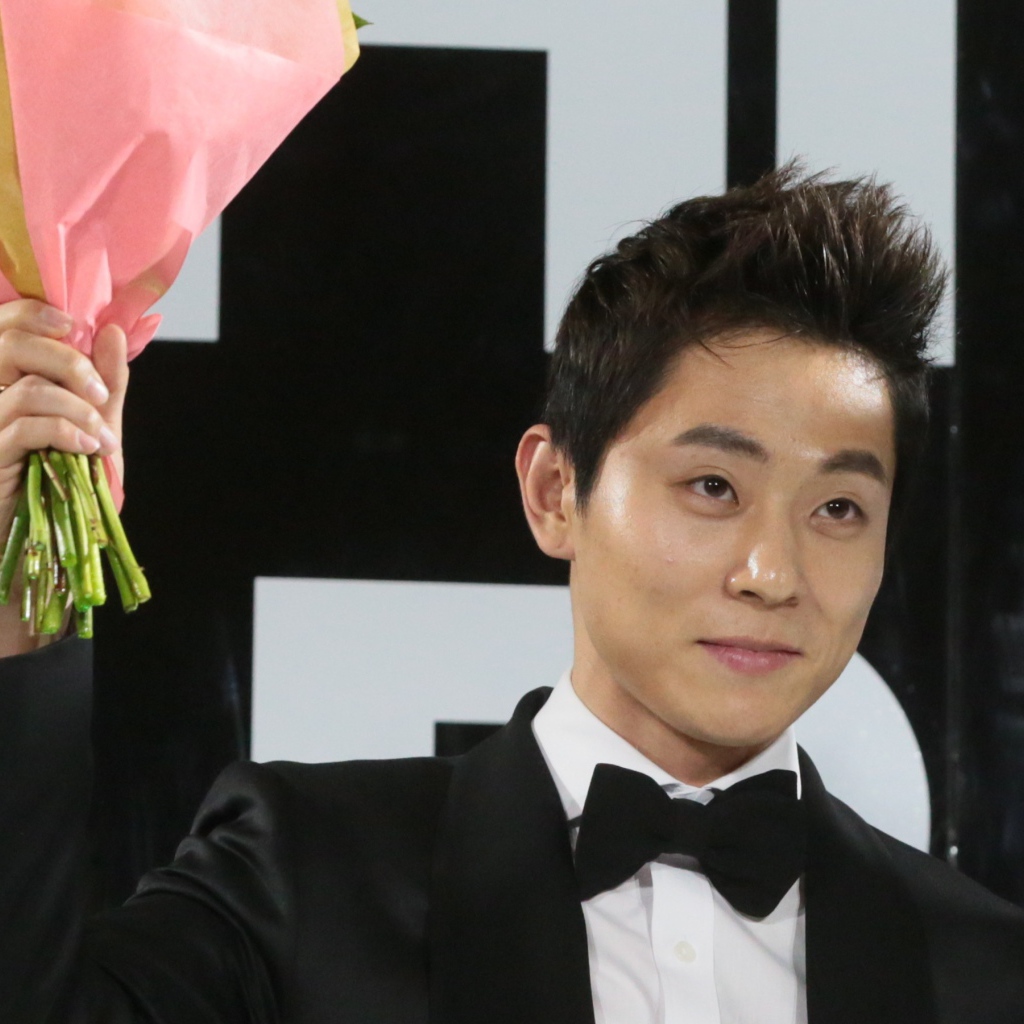 Виктор Ан в смокинге