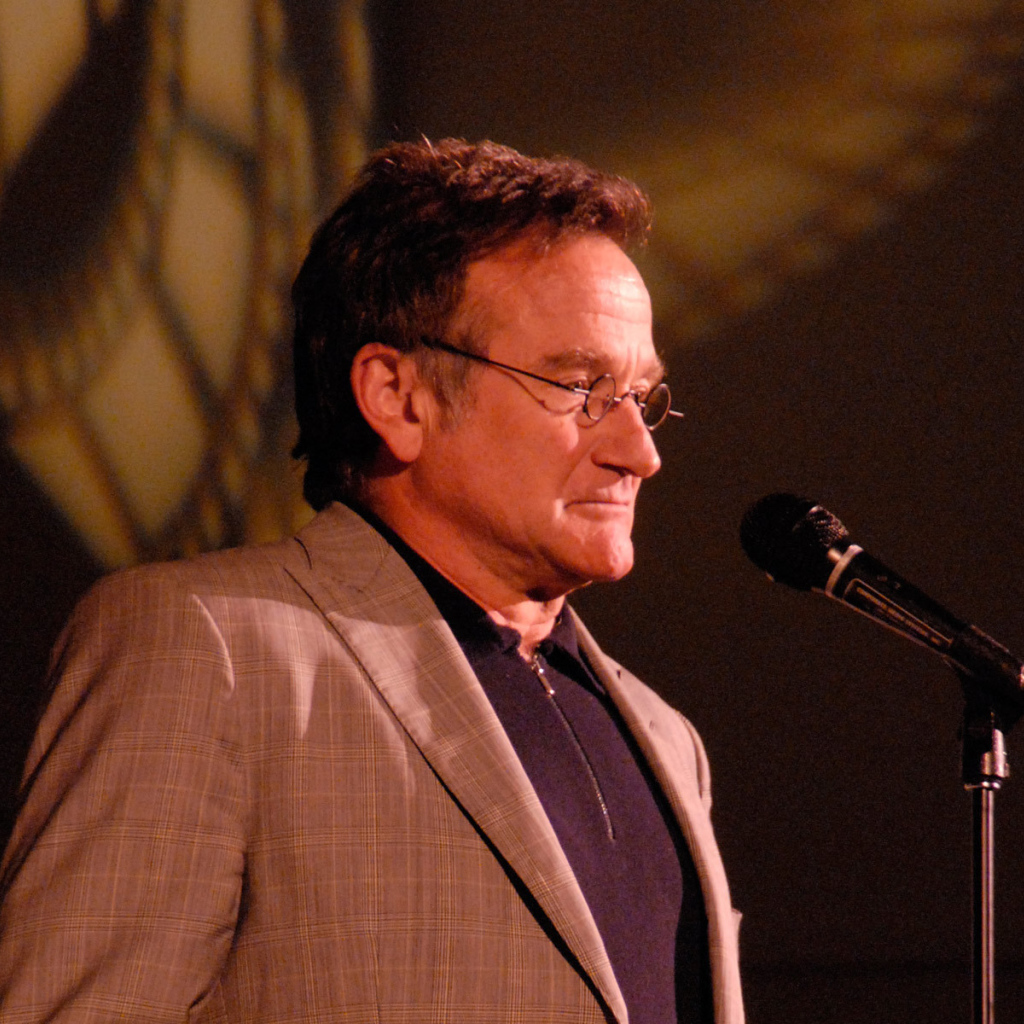 Актер Робин Уильямс выступает у микрофона