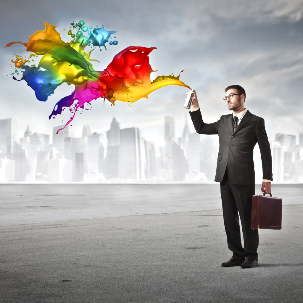 Мужчина распыляет краски