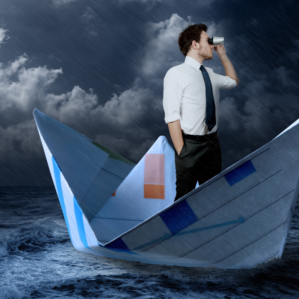 Мужчина с биноклем