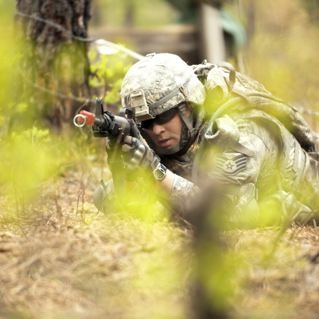 Солдат с автоматом