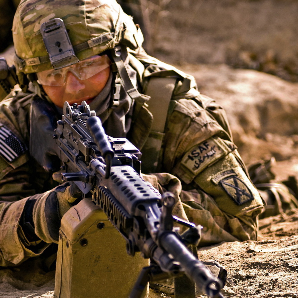 Солдат с пулеметом