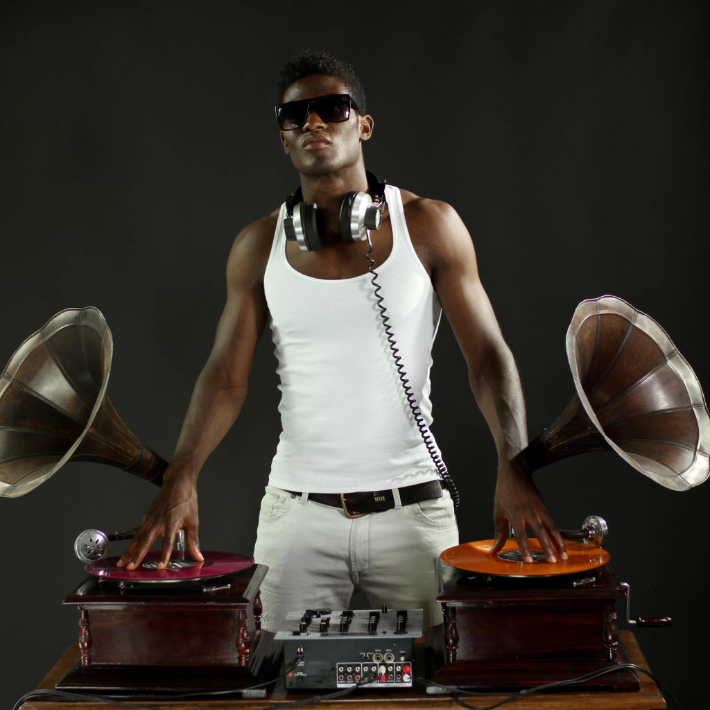 Темнокожий диджей