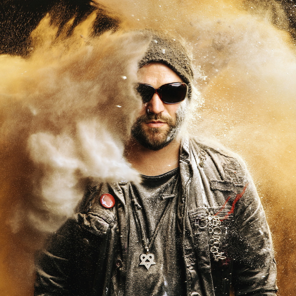 Человек на фоне песка