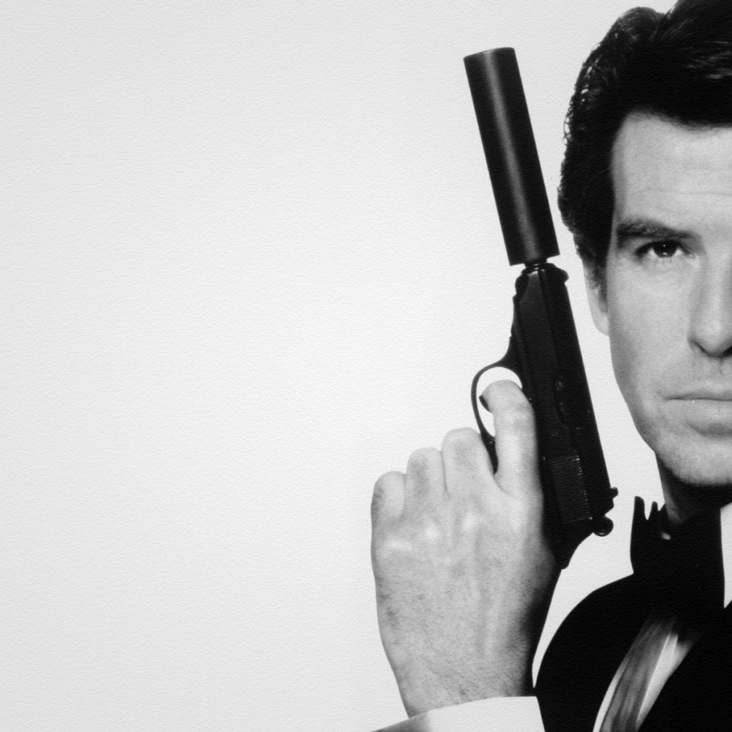 Пирс Броснан с пистолетом