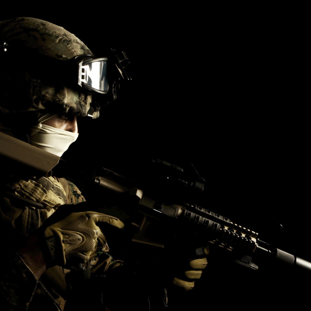 Солдат на черном фоне