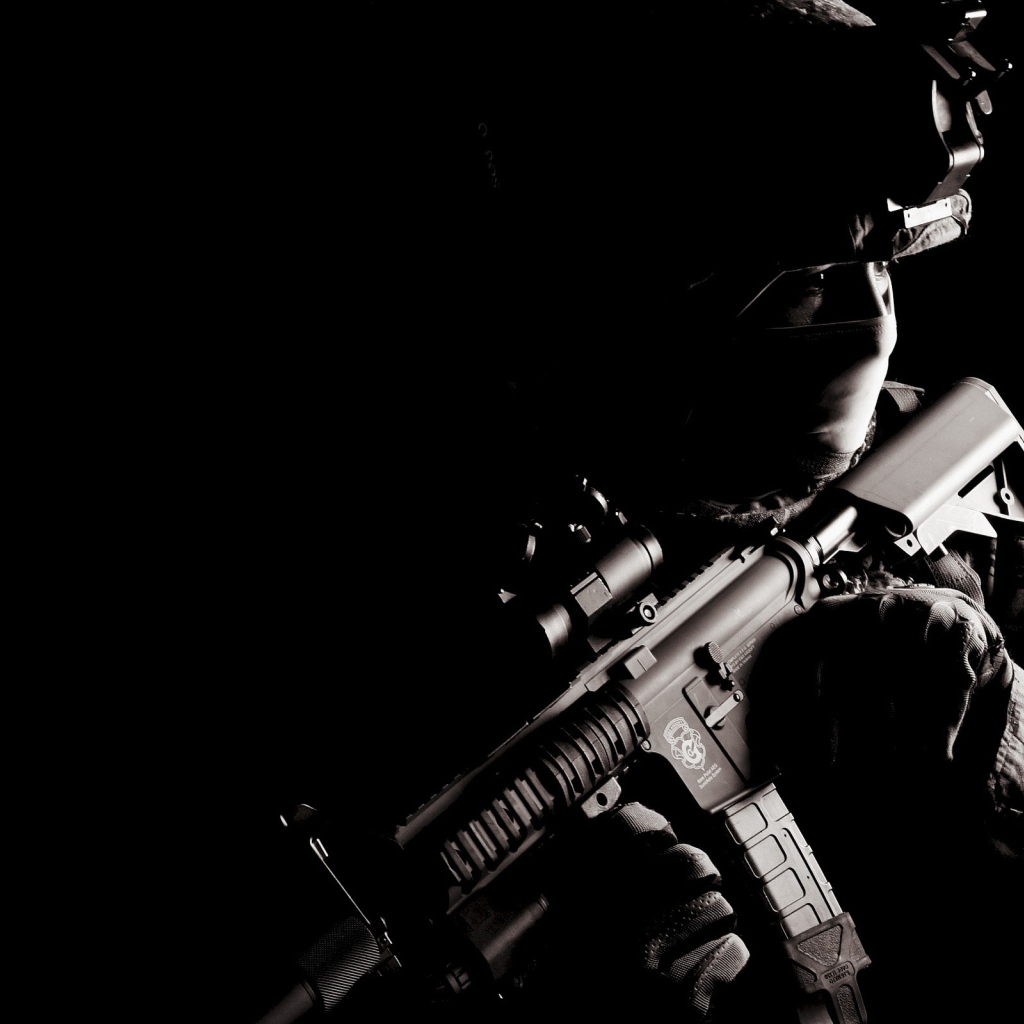 Солдат с оружием на черном фоне