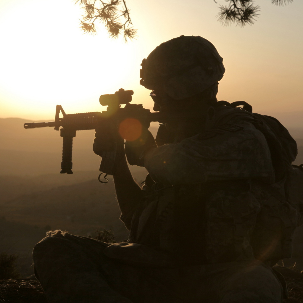 Солдат с оружием на закате