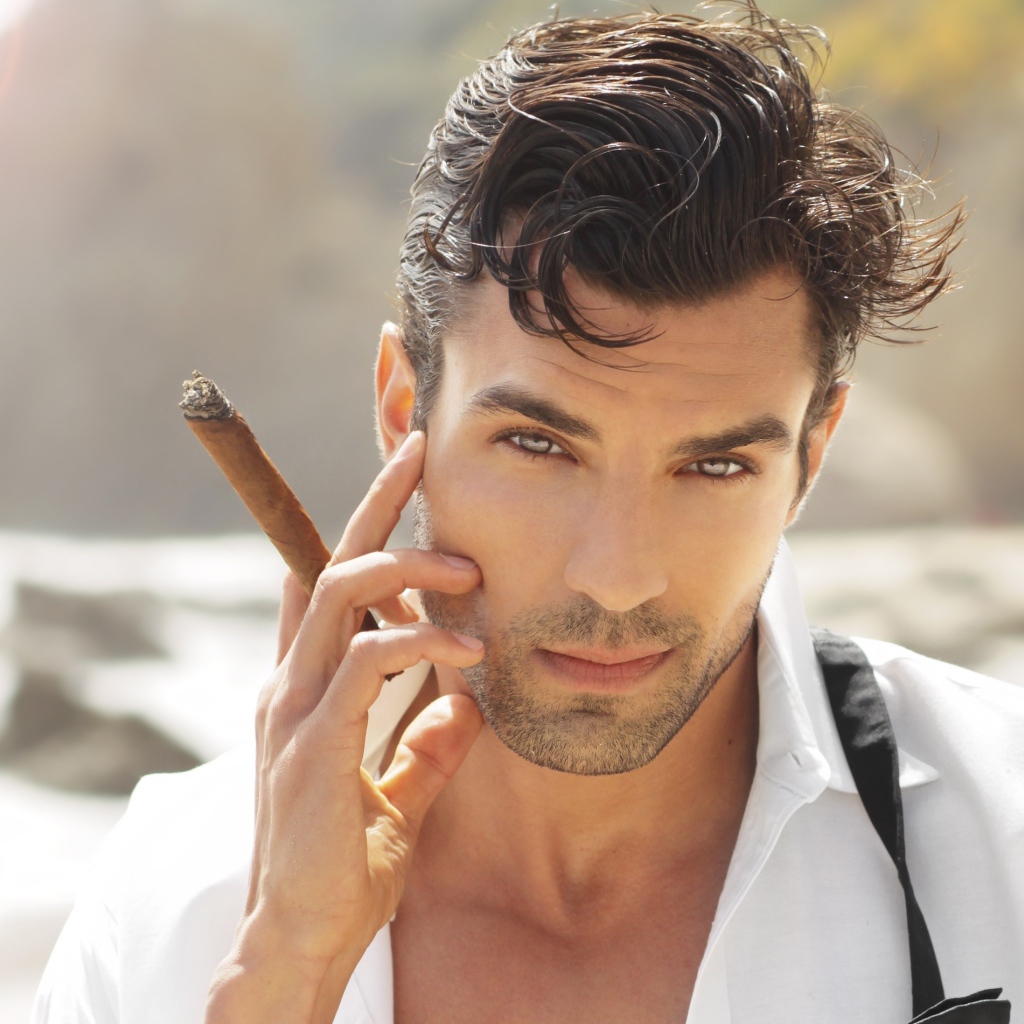 Парень с сигарой в белой рубашке