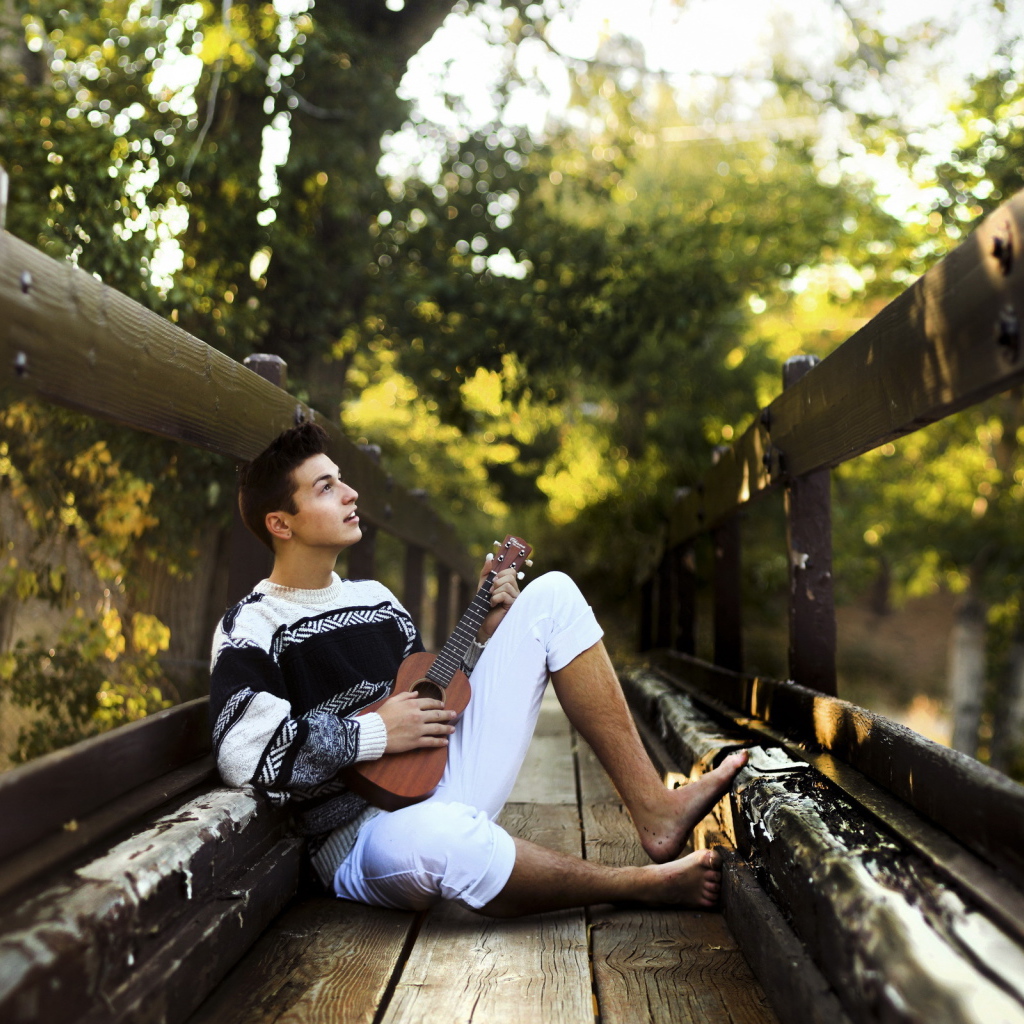 Парень с гитарой