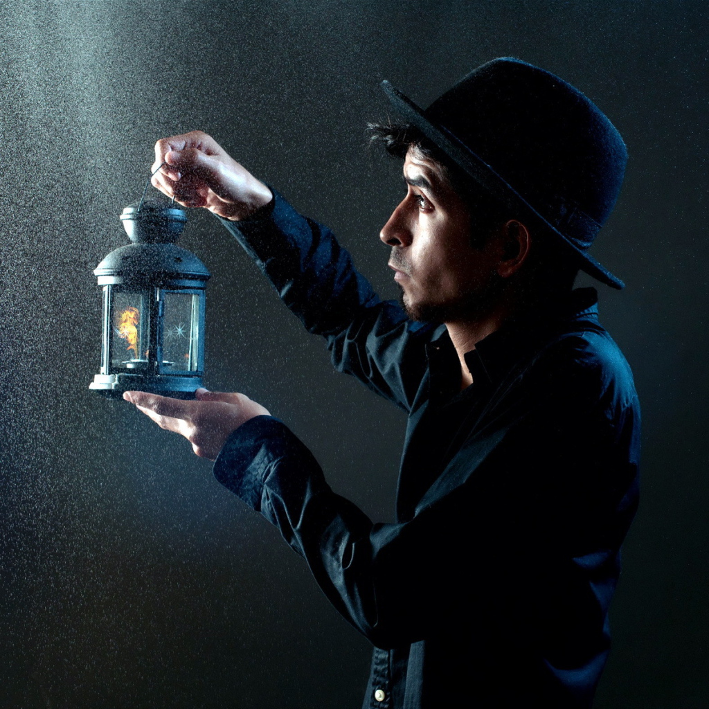 Парень с лампой