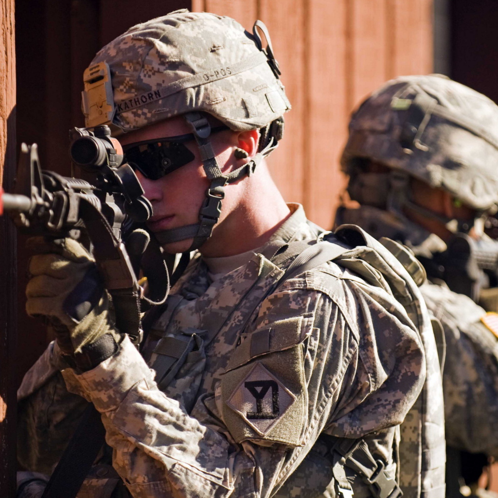 Солдаты целятся из винтовки