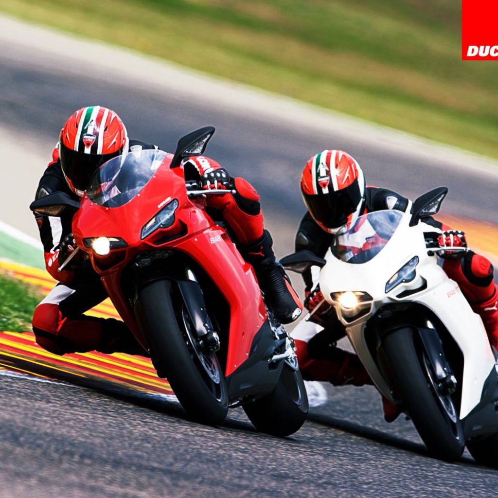 Красивый мотоцикл Ducati Superbike 848 Evo