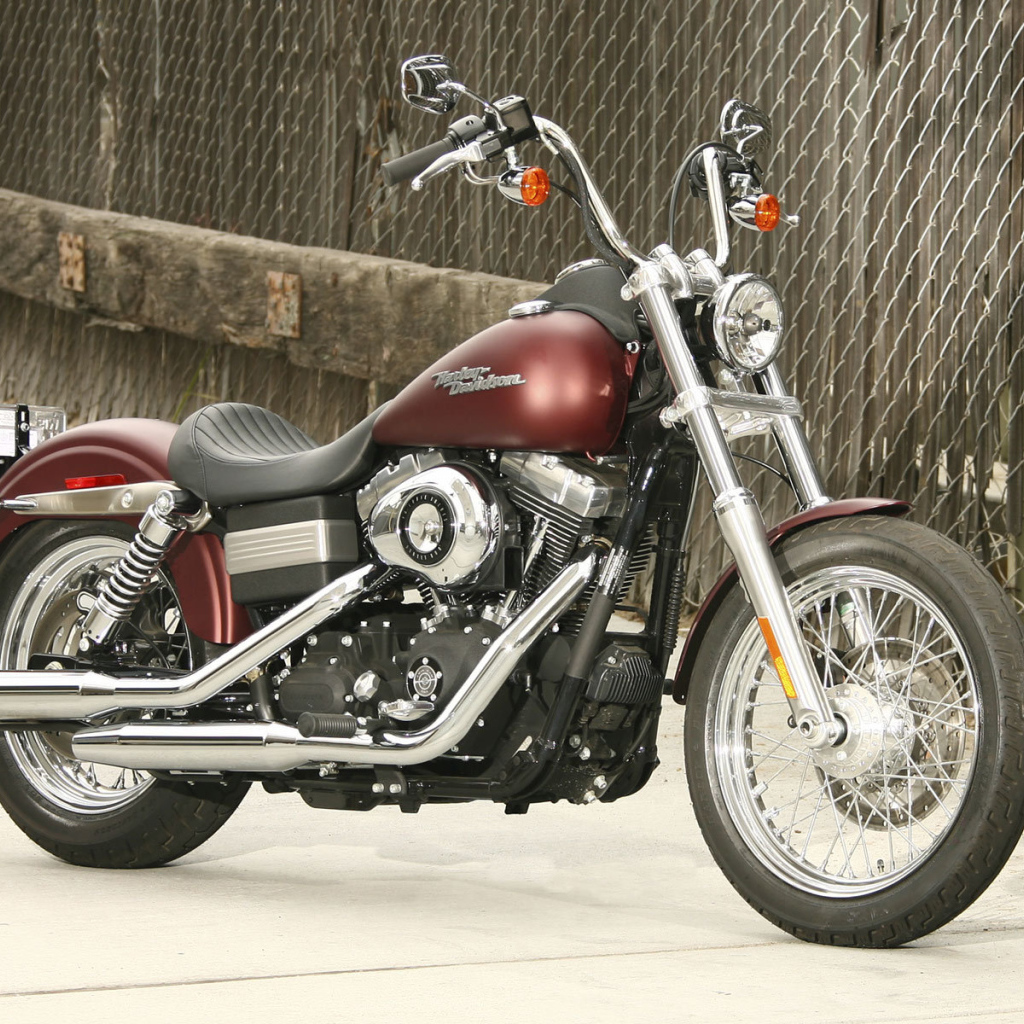 Красивый мотоцикл Harley-Davidson Dyna Street Bob