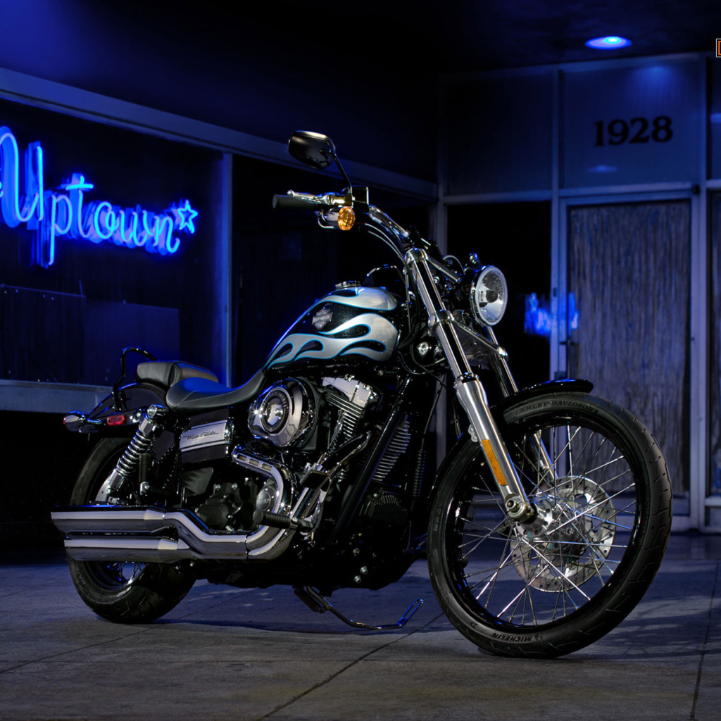 Красивый мотоцикл Harley-Davidson Dyna Switchback
