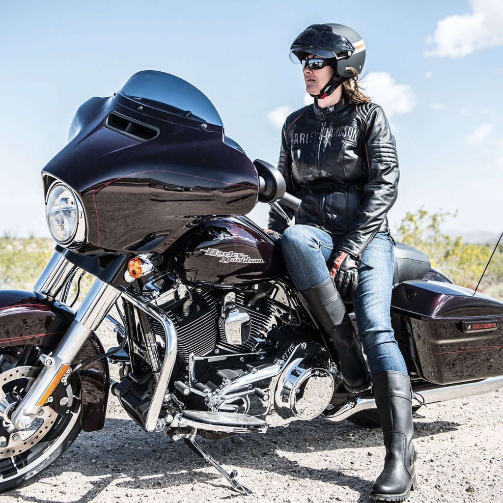 Красивый мотоцикл Harley-Davidson Street Glide