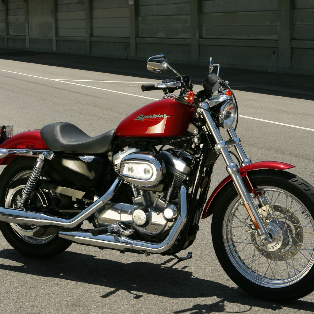 Красивый мотоцикл Harley-Davidson XL 883R Sportster Roadster