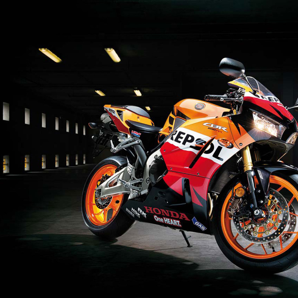 Красивый мотоцикл Honda CBR 600 RR