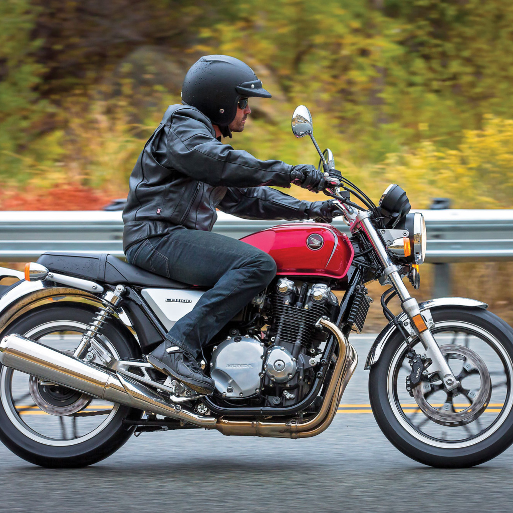 Красивый мотоцикл Honda CB 1100