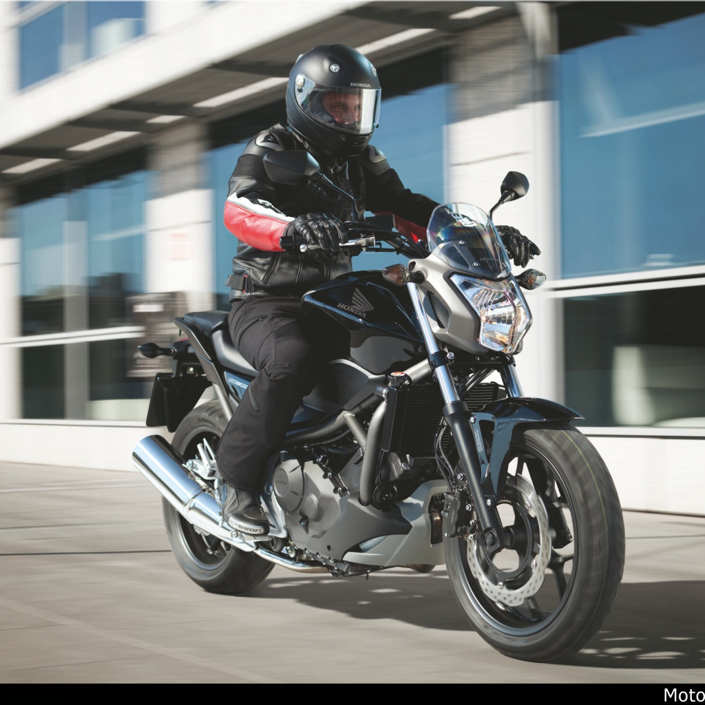 Красивый мотоцикл Honda NC 700 S