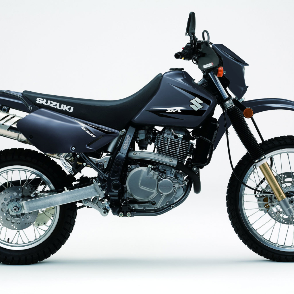 Красивый мотоцикл Suzuki DR 650 SE