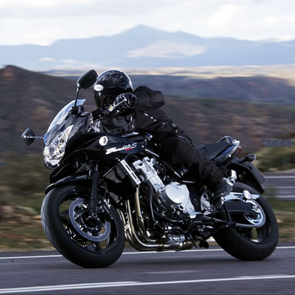 Красивый мотоцикл Suzuki  GSF 1250 S