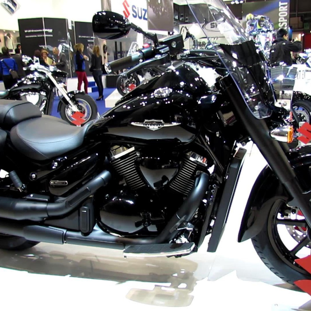 Красивый мотоцикл Suzuki Intruder C1500T