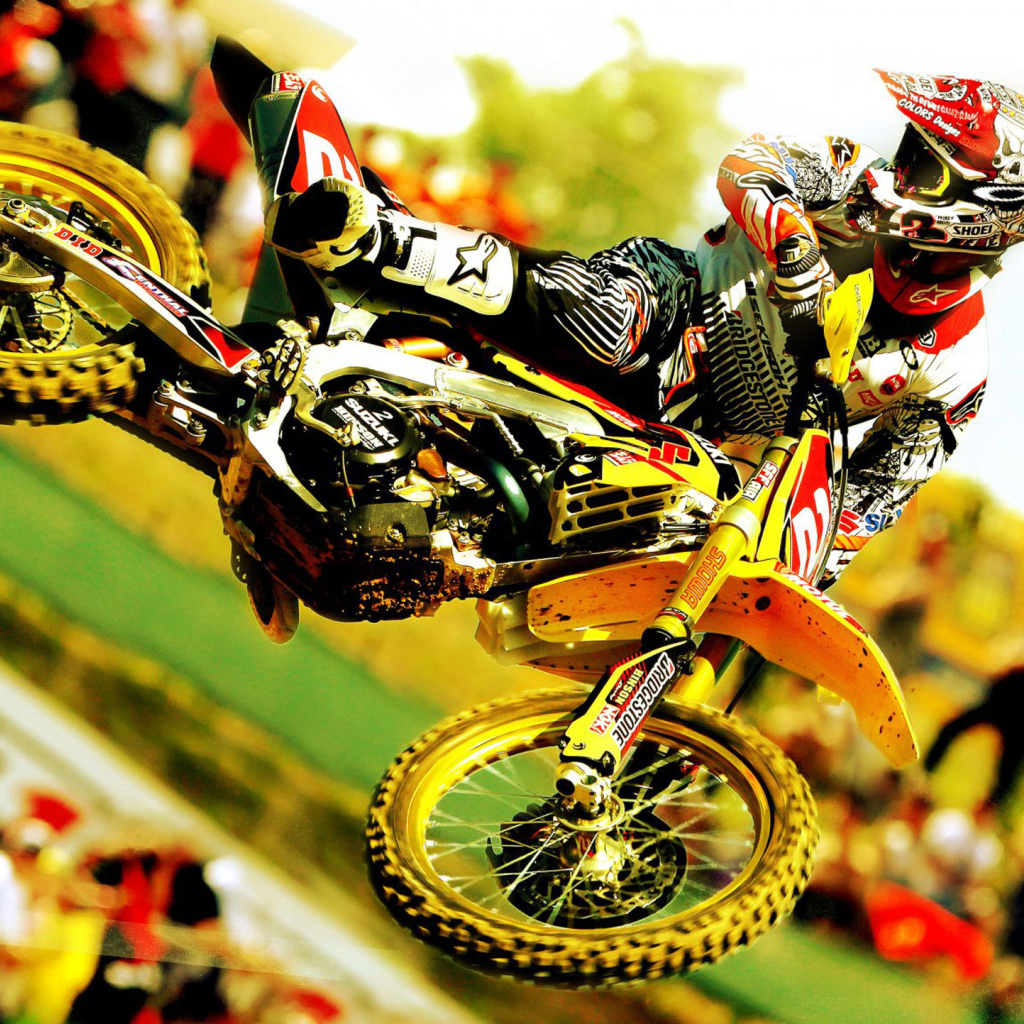 Красивый мотоцикл Suzuki RMX 450 Z