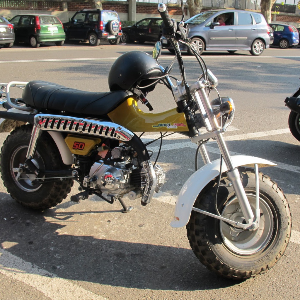 Красивый мотоцикл Suzuki RV 125