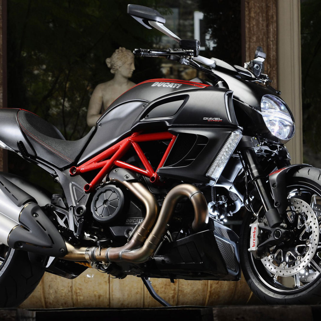 Красивый мотоцикл в москве Ducati Diavel