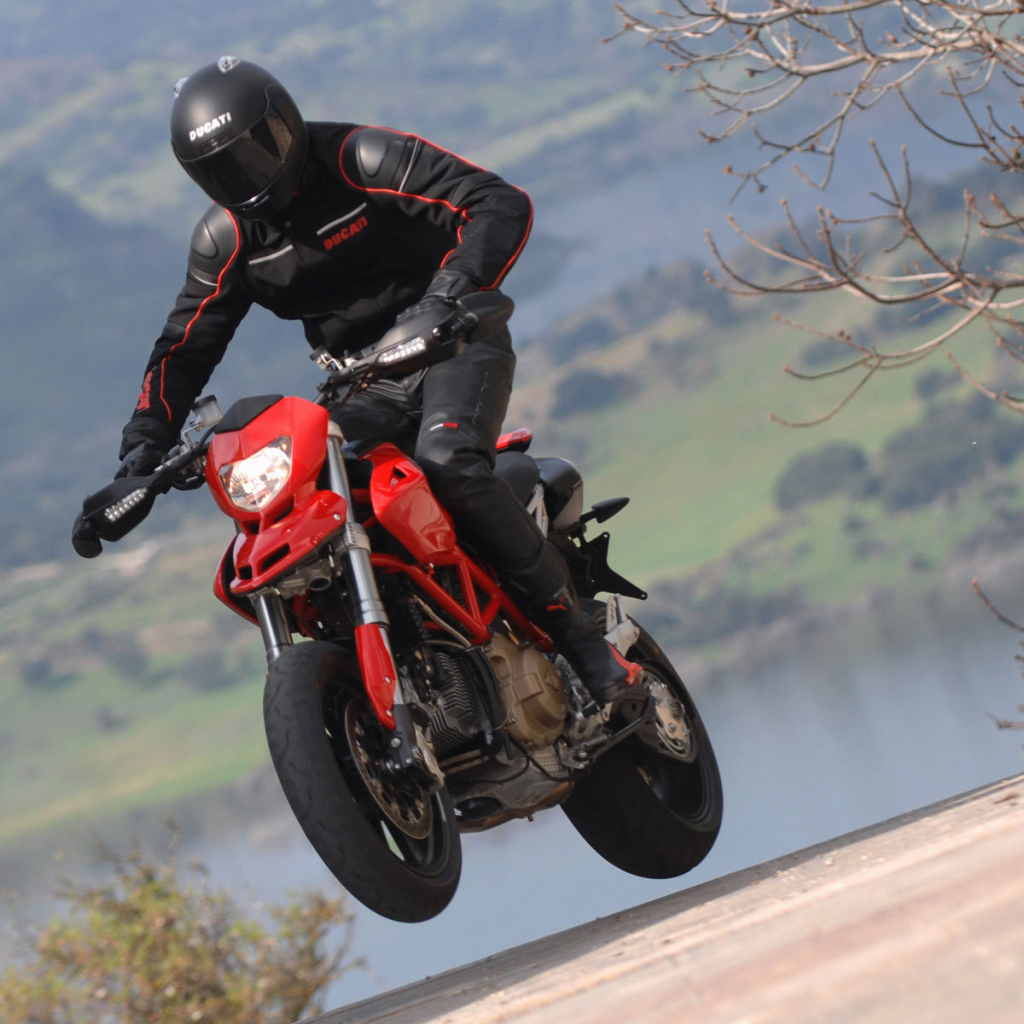 Красивый мотоцикл в москве Ducati Hypermotard