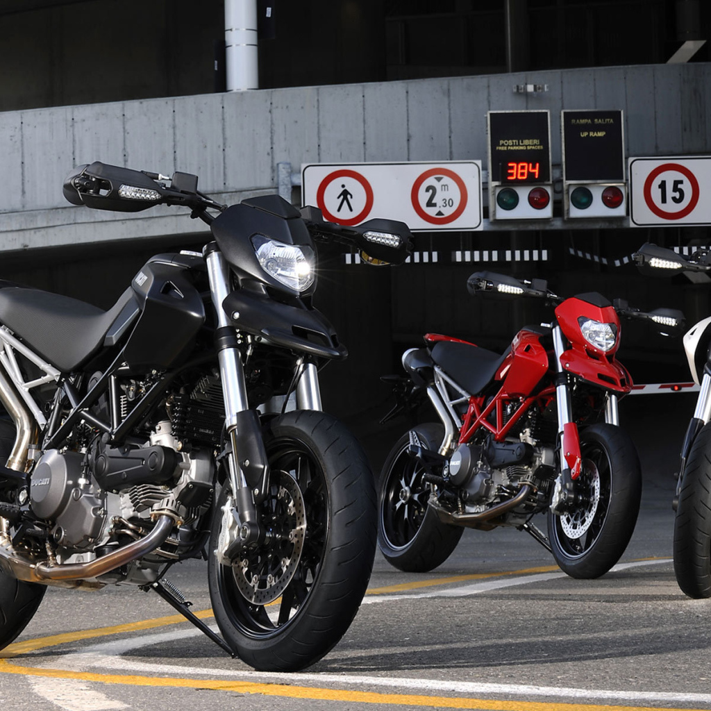 Красивый мотоцикл в москве Ducati Hyperstrada