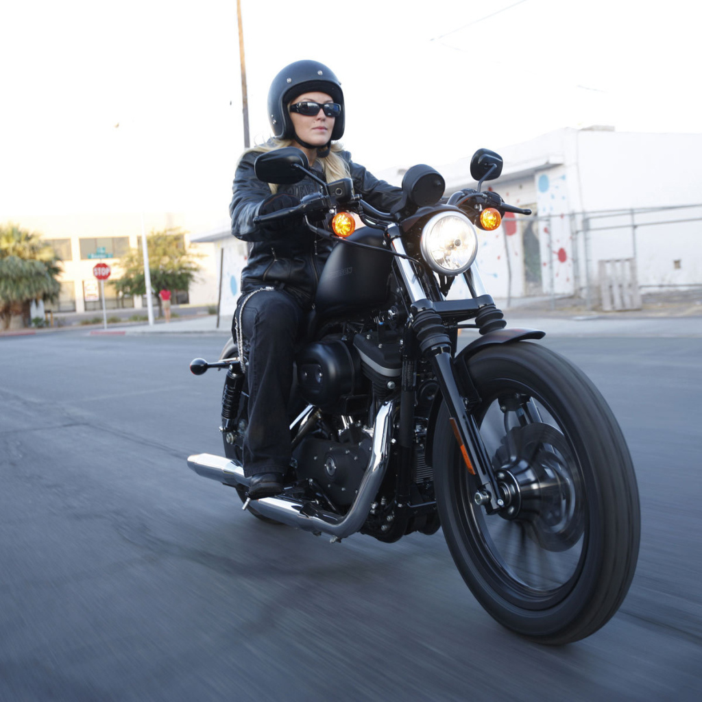 Красивый мотоцикл в москве Harley-Davidson XL 883N Sportster Iron