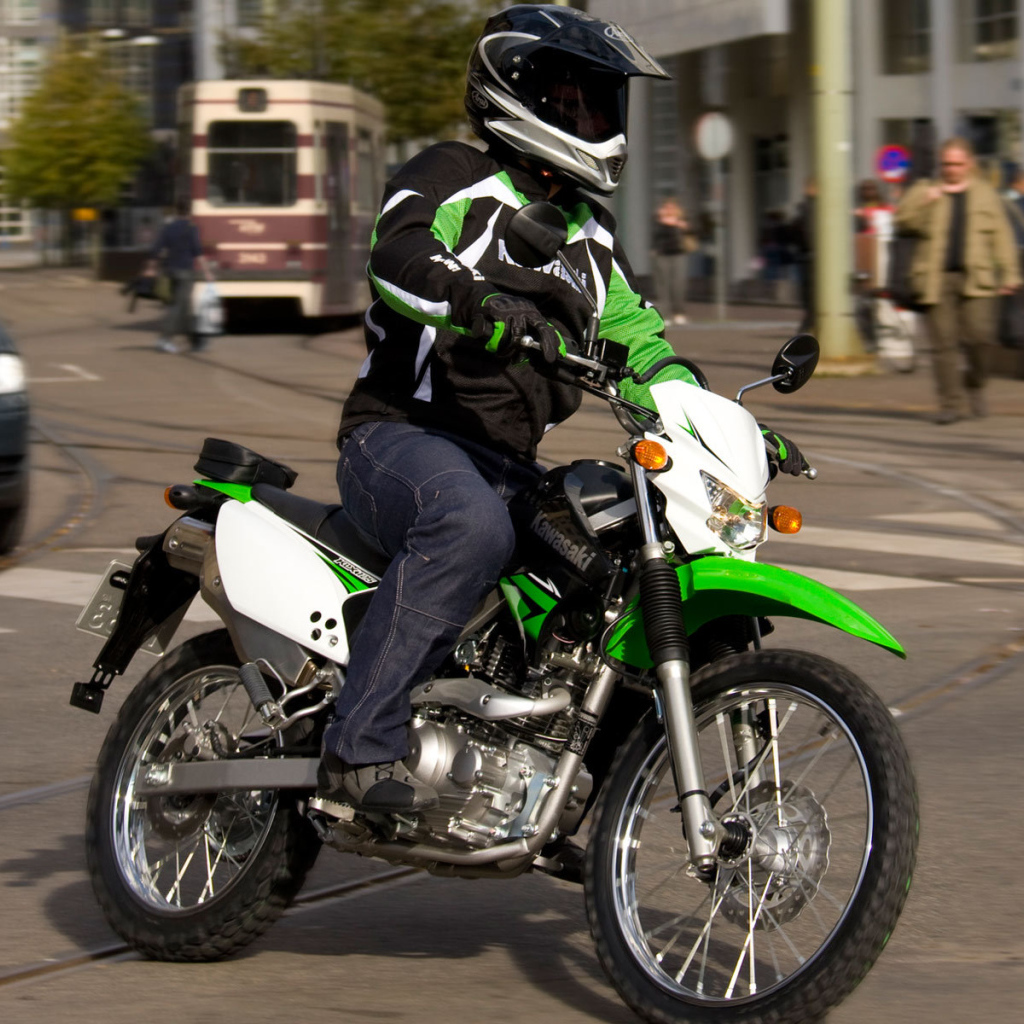 Красивый мотоцикл в москве Kawasaki KLX 125