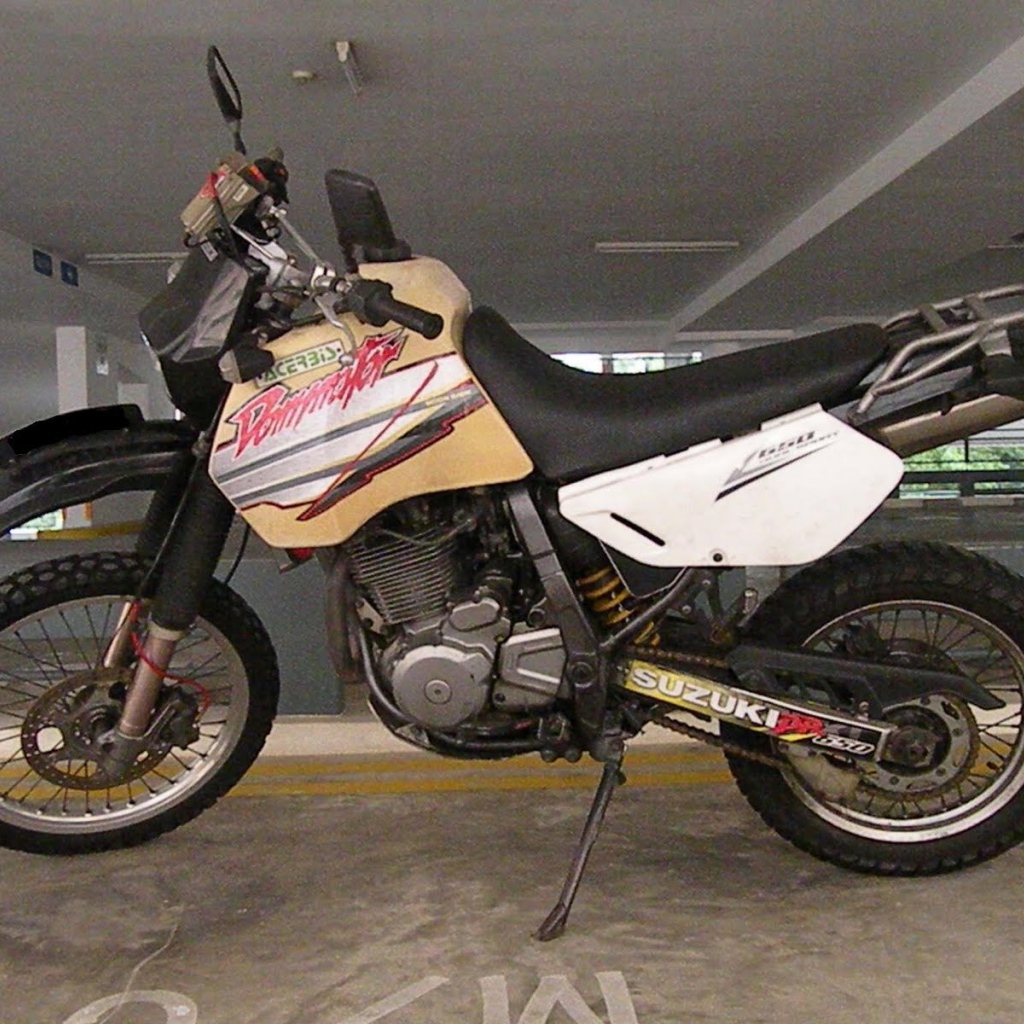 Kрасивый мотоцикл в москве Suzuki DR 650 SE