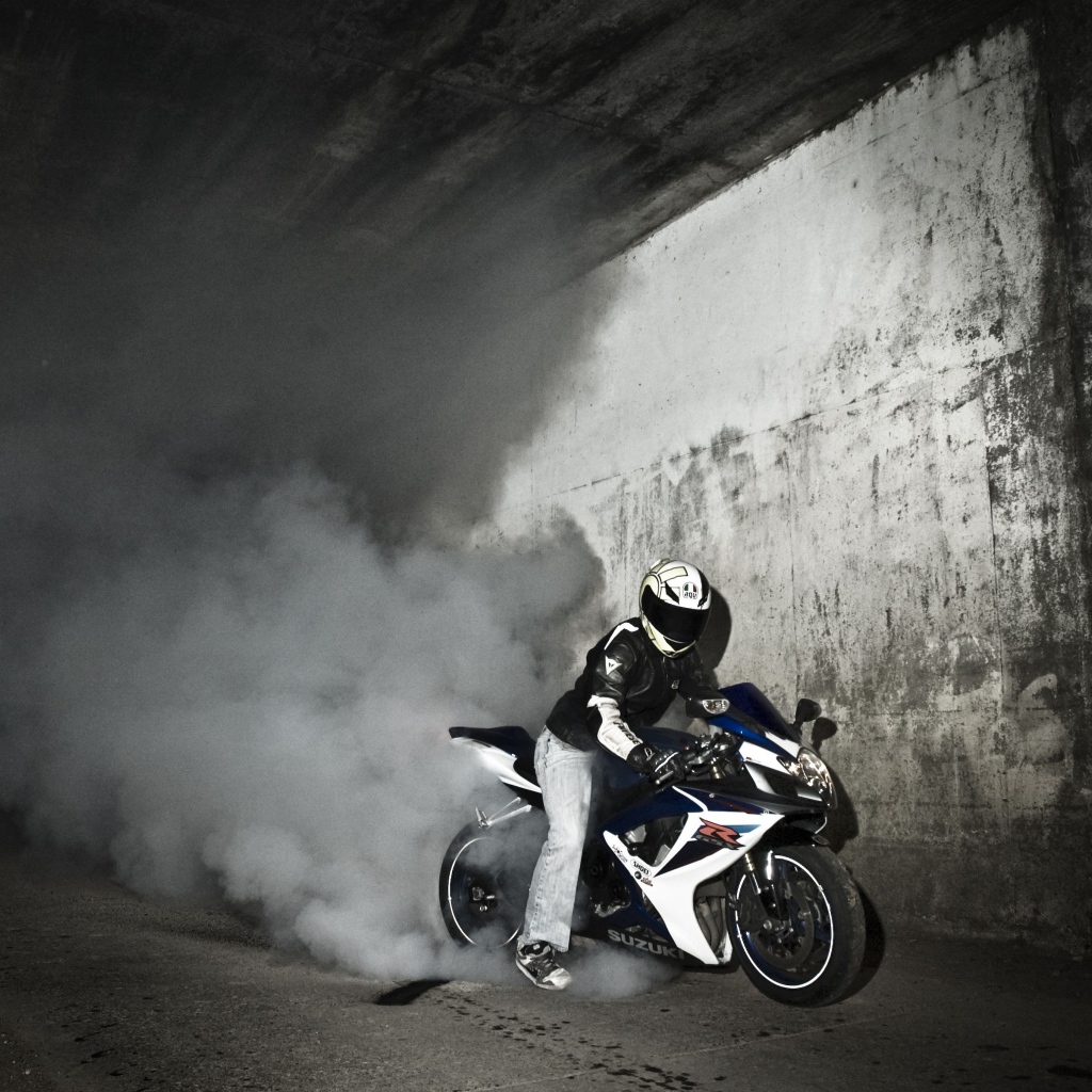 Красивый мотоцикл в москве Suzuki  GSX-R 1000