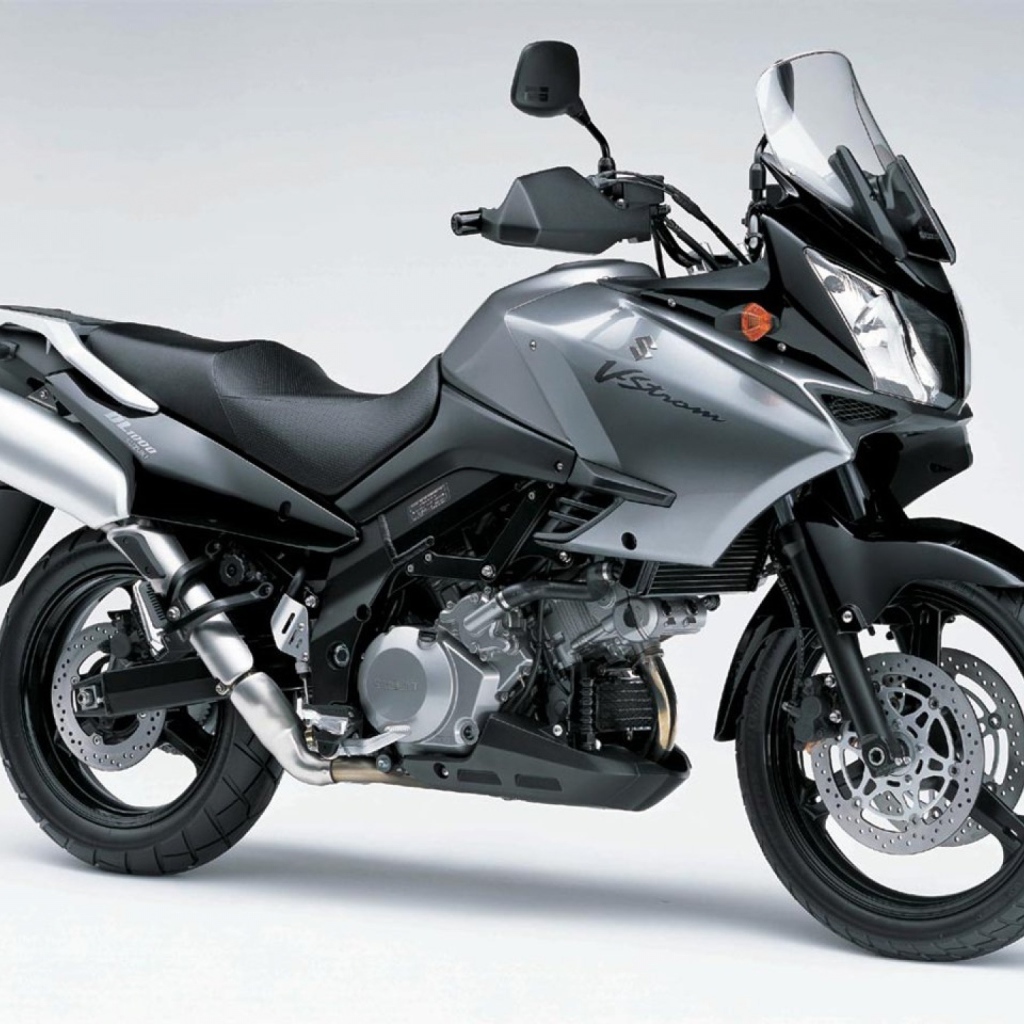Красивый мотоцикл Suzuki V-Storm 1000  DL