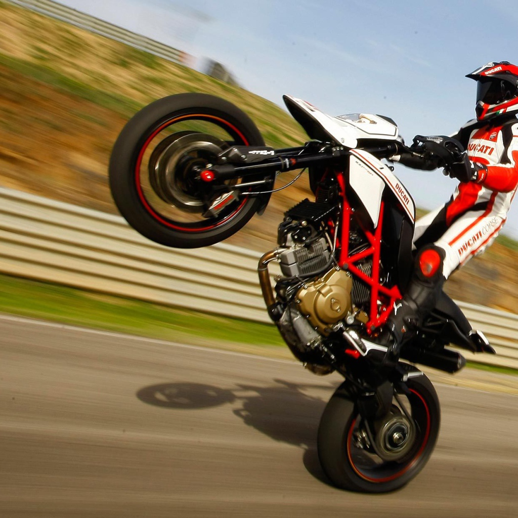 Мотоцикл модели Ducati Hypermotard SP
