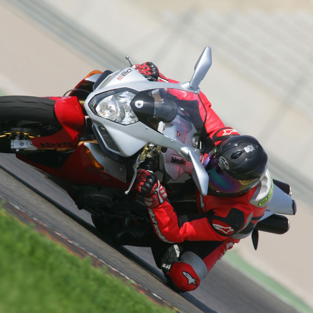 Мотогонщик на крутом вираже